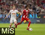 22.08.2025, Fussball Bundesliga 2025/2026, 1.Spieltag, FC Bayern Mnchen - RB Leipzig, in der Allianz-Arena Mnchen, v.li: Nicolas Seiwald (RB Leipzig) gegen Michael Olise (FC Bayern Mnchen) 