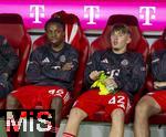 22.08.2025, Fussball Bundesliga 2025/2026, 1.Spieltag, FC Bayern Mnchen - RB Leipzig, in der Allianz-Arena Mnchen, Ersatzbank, v.li: Wisdom Mike (FC Bayern Mnchen), Lennart Karl (FC Bayern Mnchen), 