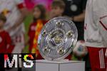 22.08.2025, Fussball Bundesliga 2025/2026, 1.Spieltag, FC Bayern Mnchen - RB Leipzig, in der Allianz-Arena Mnchen, Die Meisterschale steht auf der Stele, die Mannschaften stehen dahinter bereit 