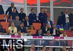 22.08.2025, Fussball Bundesliga 2025/2026, 1.Spieltag, FC Bayern Mnchen - RB Leipzig, in der Allianz-Arena Mnchen, Konsternierte Leipziger Vereinsfhrung in der ersten Reihe der Ehrentribne, v.re: Geschftsfhrer Sport Marcel Schfer (RB Leipzig), Mario Gomez (Technischer Direktor Red Bull Soccer), Geschftsfhrer und Vorstandsvorsitzende Oliver Mintzlaff (RB Leipzig), Sportdirektor Markus Krsche (RB Leipzig) oben: Ehren-Prsident Uli Hoene (FC Bayern Mnchen, Hoeness), Geschftsfhrer Michael Diederich (FC Bayern Mnchen), Vorstandsvorsitzender Jan-Christian Dreesen (FC Bayern Mnchen), Prsident und Aufsichtsratsvorsitzender Karl Hopfner (FC Bayern Mnchen), Rodrigo Diehl, Vorstandsmitglied Deutsche Telekom und Sprecher der Geschftsfhrung Telekom Deutschland, und Michael Hagspihl, SVP Global Strategic Projects und Marketing Partnerships Deutsche Telekom, 
