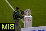 22.08.2025, Fussball Bundesliga 2025/2026, 1.Spieltag, FC Bayern Mnchen - RB Leipzig, in der Allianz-Arena Mnchen, Erffnungsfeier der Saison 2025/26. Am Spielfeldrand steht die Meisterschale auf der Stele.  