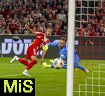22.08.2025, Fussball Bundesliga 2025/2026, 1.Spieltag, FC Bayern Mnchen - RB Leipzig, in der Allianz-Arena Mnchen, Torschuss von Harry Kane (FC Bayern Mnchen) gegen Torwart Peter Gulacsi (RB Leipzig) zum 6:0