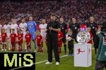 22.08.2025, Fussball Bundesliga 2025/2026, 1.Spieltag, FC Bayern Mnchen - RB Leipzig, in der Allianz-Arena Mnchen, Andre Schnura, der Typ mit dem Saxophon von der EM 2024 spielt hier die Nationalhymne zur Erffnungsfeier der Saison 2025/26. rechts steht die Meisterschale auf der Stele.