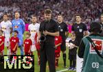 22.08.2025, Fussball Bundesliga 2025/2026, 1.Spieltag, FC Bayern Mnchen - RB Leipzig, in der Allianz-Arena Mnchen, Andre Schnura, der Typ mit dem Saxophon von der EM 2024 spielt hier die Nationalhymne zur Erffnungsfeier der Saison 2025/26. rechts steht die Meisterschale auf der Stele.
