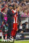 22.08.2025, Fussball Bundesliga 2025/2026, 1.Spieltag, FC Bayern Mnchen - RB Leipzig, in der Allianz-Arena Mnchen, v.li: Trainer Vincent Kompany (FC Bayern Mnchen) mit Jonah Kusi-Asare (Bayern Mnchen) 