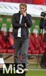 30.08.2025, Fussball 1. Bundesliga 2025/2026, 2.Spieltag, FC Augsburg - FC Bayern Mnchen, in der WWK-Arena Augsburg. Sportdirektor Christoph Freund (Bayern Mnchen) telefoniert
 

