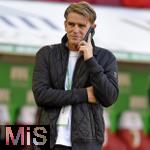 30.08.2025, Fussball 1. Bundesliga 2025/2026, 2.Spieltag, FC Augsburg - FC Bayern Mnchen, in der WWK-Arena Augsburg. Sportdirektor Christoph Freund (Bayern Mnchen) telefoniert
 

