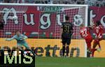 30.08.2025, Fussball 1. Bundesliga 2025/2026, 2.Spieltag, FC Augsburg - FC Bayern Mnchen, in der WWK-Arena Augsburg. Serge Gnabry (FC Bayern Mnchen) trifft zum 0:1
 

