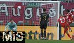 30.08.2025, Fussball 1. Bundesliga 2025/2026, 2.Spieltag, FC Augsburg - FC Bayern Mnchen, in der WWK-Arena Augsburg. Serge Gnabry (FC Bayern Mnchen) trifft zum 0:1
 

