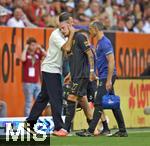 30.08.2025, Fussball 1. Bundesliga 2025/2026, 2.Spieltag, FC Augsburg - FC Bayern Mnchen, in der WWK-Arena Augsburg. Marius Wolf (FC Augsburg) muss verletzt raus.  Trainer Sandro Wagner (FC Augsburg) 
 

