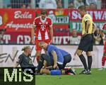 30.08.2025, Fussball 1. Bundesliga 2025/2026, 2.Spieltag, FC Augsburg - FC Bayern Mnchen, in der WWK-Arena Augsburg. Marius Wolf (FC Augsburg) muss verletzt raus
 

