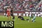 30.08.2025, Fussball 1. Bundesliga 2025/2026, 2.Spieltag, FC Augsburg - FC Bayern Mnchen, in der WWK-Arena Augsburg. Michael Olise (FC Bayern Mnchen) trifft hier zum 0:3
 

