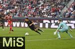30.08.2025, Fussball 1. Bundesliga 2025/2026, 2.Spieltag, FC Augsburg - FC Bayern Mnchen, in der WWK-Arena Augsburg. Michael Olise (FC Bayern Mnchen) trifft hier zum 0:3
 

