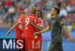 30.08.2025, Fussball 1. Bundesliga 2025/2026, 2.Spieltag, FC Augsburg - FC Bayern Mnchen, in der WWK-Arena Augsburg. v.l. Joshua Kimmich (FC Bayern Mnchen), Harry Kane (FC Bayern Mnchen) und Michael Olise (FC Bayern Mnchen) jubeln . Keven Schlotterbeck (FC Augsburg) ist traurig
 

