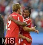 30.08.2025, Fussball 1. Bundesliga 2025/2026, 2.Spieltag, FC Augsburg - FC Bayern Mnchen, in der WWK-Arena Augsburg. v.l. Joshua Kimmich (FC Bayern Mnchen), Harry Kane (FC Bayern Mnchen) und Michael Olise (FC Bayern Mnchen) jubeln . 
 

