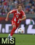 30.08.2025, Fussball 1. Bundesliga 2025/2026, 2.Spieltag, FC Augsburg - FC Bayern M�nchen, in der WWK-Arena Augsburg. Harry Kane (FC Bayern M�nchen) am Ball.
 

