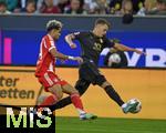 30.08.2025, Fussball 1. Bundesliga 2025/2026, 2.Spieltag, FC Augsburg - FC Bayern Mnchen, in der WWK-Arena Augsburg. v.l. Luis Diaz (FC Bayern Mnchen) gegen Robin Fellhauer (Augsburg) 
 

