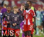 30.08.2025, Fussball 1. Bundesliga 2025/2026, 2.Spieltag, FC Augsburg - FC Bayern Mnchen, in der WWK-Arena Augsburg. v.l. Lennart Karl (FC Bayern Mnchen) und Dayot Upamecano (FC Bayern Mnchen) reden nach dem Spiel miteinander
 

