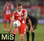 30.08.2025, Fussball 1. Bundesliga 2025/2026, 2.Spieltag, FC Augsburg - FC Bayern Mnchen, in der WWK-Arena Augsburg. Joshua Kimmich (FC Bayern Mnchen) Schusshaltung
 

