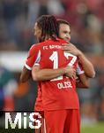 30.08.2025, Fussball 1. Bundesliga 2025/2026, 2.Spieltag, FC Augsburg - FC Bayern Mnchen, in der WWK-Arena Augsburg. v.l. Michael Olise (FC Bayern Mnchen) und Raphael Guerreiro (FC Bayern Mnchen) liegen sich im Arm,
 


