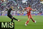 30.08.2025, Fussball 1. Bundesliga 2025/2026, 2.Spieltag, FC Augsburg - FC Bayern Mnchen, in der WWK-Arena Augsburg. Marius Wolf (FC Augsburg) zieht ab vorbei an Josip Stanisic (Bayern Mnchen) und vefehlt nur knapp das Tor.

