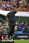 30.08.2025, Fussball 1. Bundesliga 2025/2026, 2.Spieltag, FC Augsburg - FC Bayern Mnchen, in der WWK-Arena Augsburg. Trainer Vincent Kompany (FC Bayern Mnchen) gestikuliert
 

