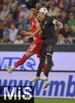 30.08.2025, Fussball 1. Bundesliga 2025/2026, 2.Spieltag, FC Augsburg - FC Bayern Mnchen, in der WWK-Arena Augsburg. v.l. Harry Kane (FC Bayern Mnchen) gegen Jeffrey Gouweleeuw (FC Augsburg) 
 

