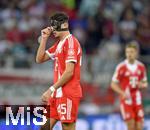 30.08.2025, Fussball 1. Bundesliga 2025/2026, 2.Spieltag, FC Augsburg - FC Bayern Mnchen, in der WWK-Arena Augsburg. Aleksandar Pavlovic (Bayern Mnchen)  ist nachdenklich,
 

