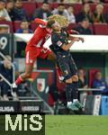 30.08.2025, Fussball 1. Bundesliga 2025/2026, 2.Spieltag, FC Augsburg - FC Bayern Mnchen, in der WWK-Arena Augsburg. v.l. Sacha Boey (FC Bayern Mnchen) gegen Robin Fellhauer (Augsburg) 
 

