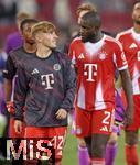 30.08.2025, Fussball 1. Bundesliga 2025/2026, 2.Spieltag, FC Augsburg - FC Bayern Mnchen, in der WWK-Arena Augsburg. v.l. Lennart Karl (FC Bayern Mnchen) und Dayot Upamecano (FC Bayern Mnchen) reden nach dem Spiel miteinander
 

