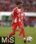 30.08.2025, Fussball 1. Bundesliga 2025/2026, 2.Spieltag, FC Augsburg - FC Bayern Mnchen, in der WWK-Arena Augsburg. Michael Olise (FC Bayern Mnchen)  Schusshaltung
 

