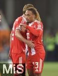 30.08.2025, Fussball 1. Bundesliga 2025/2026, 2.Spieltag, FC Augsburg - FC Bayern Mnchen, in der WWK-Arena Augsburg. v.l. Harry Kane (FC Bayern Mnchen) und Sacha Boey (FC Bayern Mnchen) 
 

