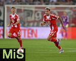 30.08.2025, Fussball 1. Bundesliga 2025/2026, 2.Spieltag, FC Augsburg - FC Bayern Mnchen, in der WWK-Arena Augsburg. v.l. Joshua Kimmich (FC Bayern Mnchen) und Luis Diaz (FC Bayern Mnchen) am Ball.
 

