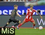 30.08.2025, Fussball 1. Bundesliga 2025/2026, 2.Spieltag, FC Augsburg - FC Bayern Mnchen, in der WWK-Arena Augsburg. v.l. Niklas Dorsch (FC Augsburg) gegen Luis Diaz (FC Bayern Mnchen) 
 

