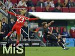30.08.2025, Fussball 1. Bundesliga 2025/2026, 2.Spieltag, FC Augsburg - FC Bayern Mnchen, in der WWK-Arena Augsburg. v.l. Sacha Boey (FC Bayern Mnchen) gegen Robin Fellhauer (Augsburg) 
 

