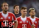 30.08.2025, Fussball 1. Bundesliga 2025/2026, 2.Spieltag, FC Augsburg - FC Bayern Mnchen, in der WWK-Arena Augsburg. v.l. Harry Kane (FC Bayern Mnchen), Joshua Kimmich (FC Bayern Mnchen) und Luis Diaz (FC Bayern Mnchen) .
 

