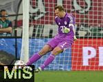 30.08.2025, Fussball 1. Bundesliga 2025/2026, 2.Spieltag, FC Augsburg - FC Bayern Mnchen, in der WWK-Arena Augsburg. Torwart Manuel Neuer (FC Bayern Mnchen) Schusshaltung
 

