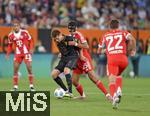 30.08.2025, Fussball 1. Bundesliga 2025/2026, 2.Spieltag, FC Augsburg - FC Bayern Mnchen, in der WWK-Arena Augsburg. v.l. Elvis Rexhbecaj (FC Augsburg) gegen Aleksandar Pavlovic (Bayern Mnchen)  
 

