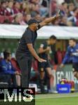 30.08.2025, Fussball 1. Bundesliga 2025/2026, 2.Spieltag, FC Augsburg - FC Bayern Mnchen, in der WWK-Arena Augsburg. Trainer Vincent Kompany (FC Bayern Mnchen) gestikuliert
 

