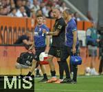 30.08.2025, Fussball 1. Bundesliga 2025/2026, 2.Spieltag, FC Augsburg - FC Bayern Mnchen, in der WWK-Arena Augsburg.  Marius Wolf (FC Augsburg) geht verletzt aus dem Spiel.
 

