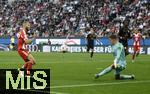 30.08.2025, Fussball 1. Bundesliga 2025/2026, 2.Spieltag, FC Augsburg - FC Bayern Mnchen, in der WWK-Arena Augsburg. Konrad Laimer (FC Bayern Mnchen) gegen Torwart Finn Dahmen (FC Augsburg) 
 

