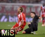 30.08.2025, Fussball 1. Bundesliga 2025/2026, 2.Spieltag, FC Augsburg - FC Bayern Mnchen, in der WWK-Arena Augsburg. v.l. Harry Kane (FC Bayern Mnchen) gegen Keven Schlotterbeck (FC Augsburg) 
 

