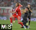 30.08.2025, Fussball 1. Bundesliga 2025/2026, 2.Spieltag, FC Augsburg - FC Bayern Mnchen, in der WWK-Arena Augsburg. v.l. Harry Kane (FC Bayern Mnchen) gegen Keven Schlotterbeck (FC Augsburg) 
 

