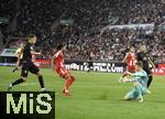 30.08.2025, Fussball 1. Bundesliga 2025/2026, 2.Spieltag, FC Augsburg - FC Bayern Mnchen, in der WWK-Arena Augsburg. Michael Olise (FC Bayern Mnchen) scheitert an Torwart Finn Dahmen (FC Augsburg) 
 

