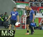 30.08.2025, Fussball 1. Bundesliga 2025/2026, 2.Spieltag, FC Augsburg - FC Bayern Mnchen, in der WWK-Arena Augsburg.  Marius Wolf (FC Augsburg) geht verletzt aus dem Spiel.
 

