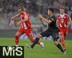 30.08.2025, Fussball 1. Bundesliga 2025/2026, 2.Spieltag, FC Augsburg - FC Bayern Mnchen, in der WWK-Arena Augsburg. v.l. Harry Kane (FC Bayern Mnchen) gegen Keven Schlotterbeck (FC Augsburg) 
 

