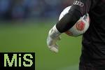 30.08.2025, Fussball 1. Bundesliga 2025/2026, 2.Spieltag, FC Augsburg - FC Bayern Mnchen, in der WWK-Arena Augsburg. Der Spielball in den Armen von einmem Bayern Torwart
 

