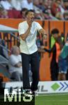 30.08.2025, Fussball 1. Bundesliga 2025/2026, 2.Spieltag, FC Augsburg - FC Bayern Mnchen, in der WWK-Arena Augsburg. Trainer Sandro Wagner (FC Augsburg) gestikuliert
 


