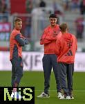 30.08.2025, Fussball 1. Bundesliga 2025/2026, 2.Spieltag, FC Augsburg - FC Bayern Mnchen, in der WWK-Arena Augsburg. v.l. Joshua Kimmich (FC Bayern Mnchen), Eric Dier (FC Bayern Mnchen) und Lennart Karl (FC Bayern Mnchen) 
 

