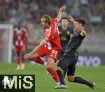 30.08.2025, Fussball 1. Bundesliga 2025/2026, 2.Spieltag, FC Augsburg - FC Bayern Mnchen, in der WWK-Arena Augsburg. v.l. Harry Kane (FC Bayern Mnchen) gegen Keven Schlotterbeck (FC Augsburg) 
 

